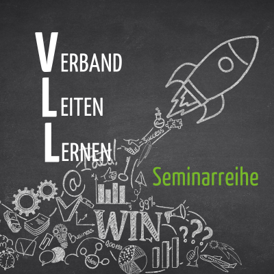 Text 'Verband Leiten Lernen' vertikal mit grüner Schrift 'Seminarreihe', Zeichnungen von Rakete, Diagrammen, Zahnrädern und Symbolen auf Tafel